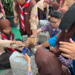 Pramuka SMA Wachid Hasyim 2 Taman Pelopori Sedekah Minyak Jelantah Mendulang Berkah