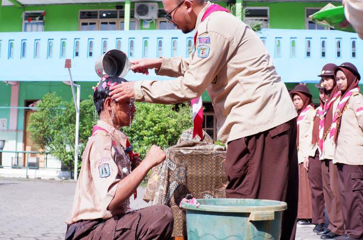 WhatsApp-Image-2025-05-04-at-15.51.04-2 Pelantikan Anggota Pramuka Ambalan HOS. Cokroaminoto–Fatmawati: Menanam Karakter Tangguh di SMK Darussalam
