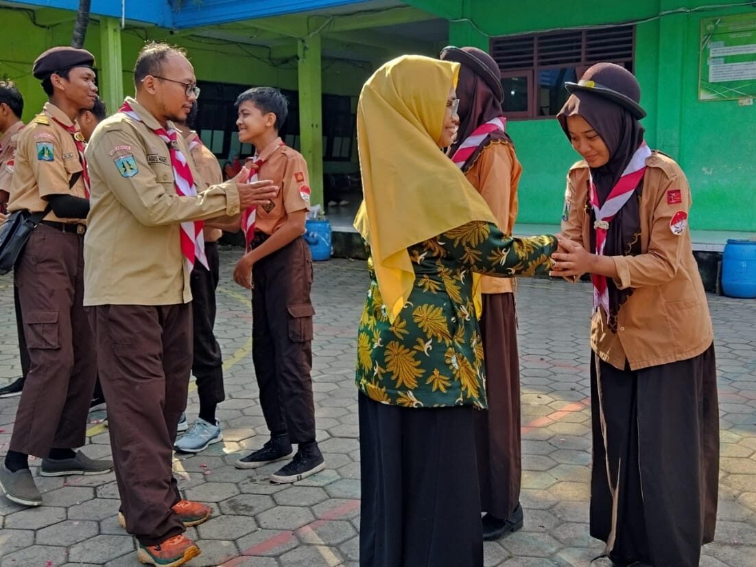 WhatsApp-Image-2025-05-04-at-15.51.05-2-1-edited Pelantikan Anggota Pramuka Ambalan HOS. Cokroaminoto–Fatmawati: Menanam Karakter Tangguh di SMK Darussalam
