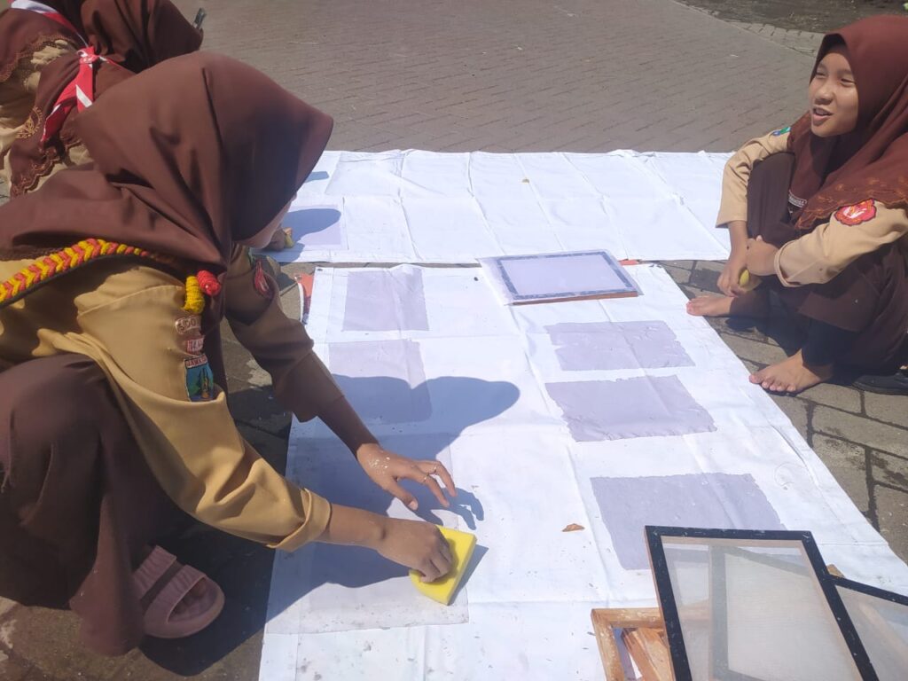 WhatsApp-Image-2025-05-05-at-11.18.07-1024x768 Pramuka SMA Wachid Hasyim 2 Taman Olah Kertas Bekas dalam Latihan Pramuka di Gugus Depan