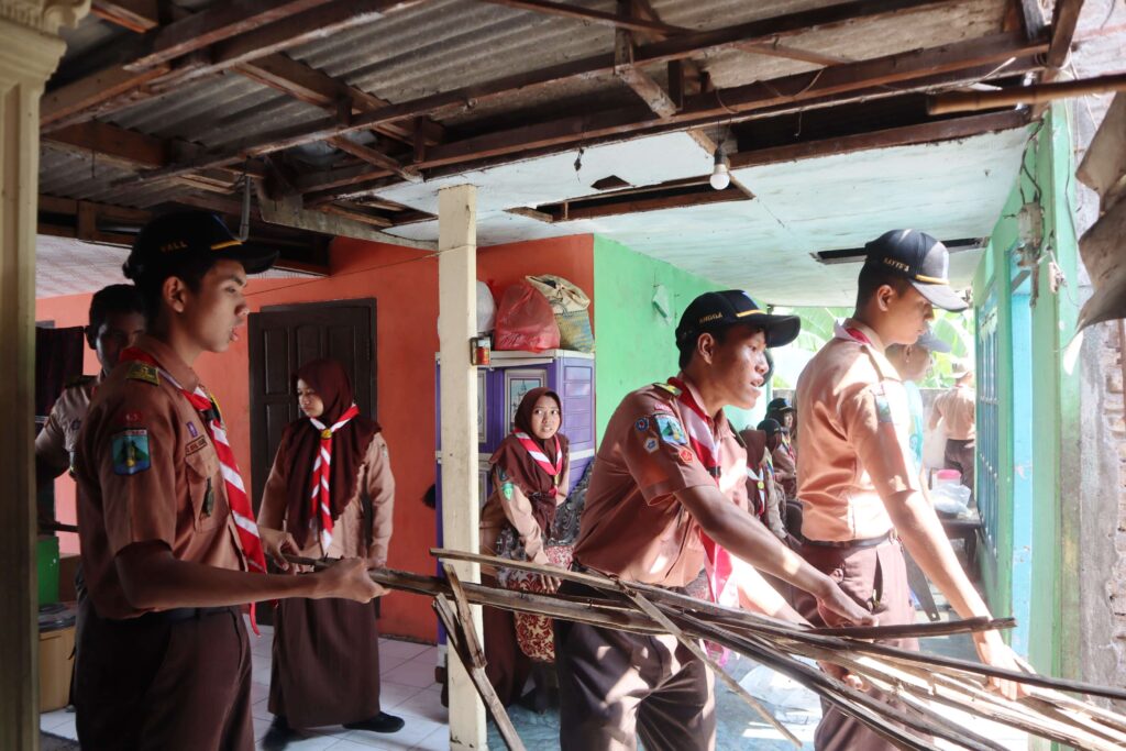 PW-Daerah-Jatim-Zona-Sidoarjo-2025-5-1024x683 Pramuka Turun Tangan Benahi RTLH Melalui Perkemahan Wirakarya Daerah 2025 Zona Sidoarjo