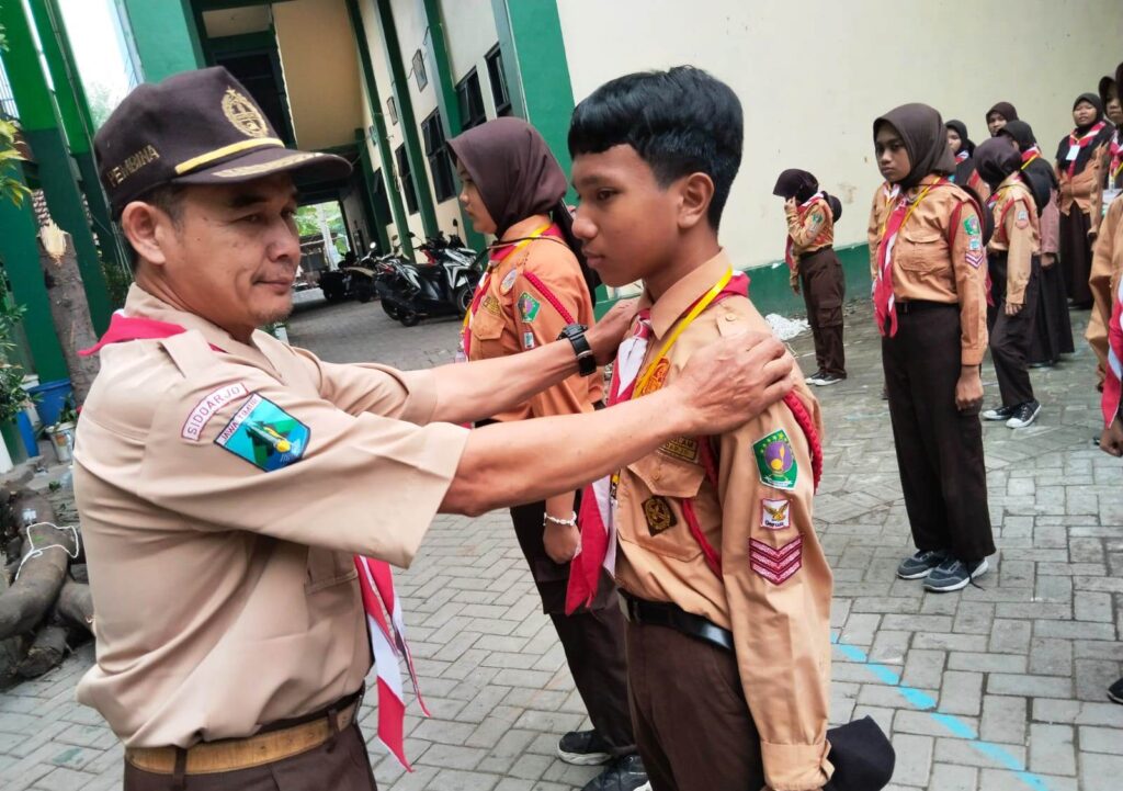DG-SMP-Islam-Sidoarjo-1-1024x721 Libur Kenaikan Kelas Bukan Penghalang: Dewan Penggalang SMP Islam Sidoarjo Tetap Semangat Mengikuti Diklat