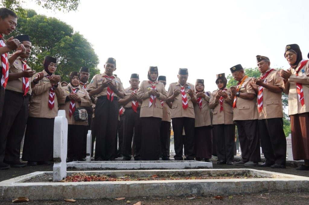 Ziarah-Rombongan-Hari-Pramuka-ke-64-Tahun-2025-26-1024x682 Wakil Bupati Sidoarjo Pimpin Ziarah Rombongan Peringatan Hari Pramuka ke-64 Tahun 2025 di TMP Kusuma Bangsa