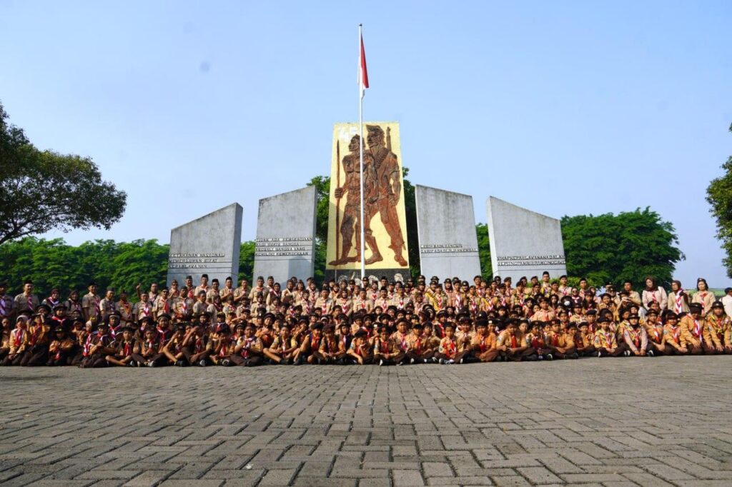 Ziarah-Rombongan-Hari-Pramuka-ke-64-Tahun-2025-37-1024x682 Wakil Bupati Sidoarjo Pimpin Ziarah Rombongan Peringatan Hari Pramuka ke-64 Tahun 2025 di TMP Kusuma Bangsa