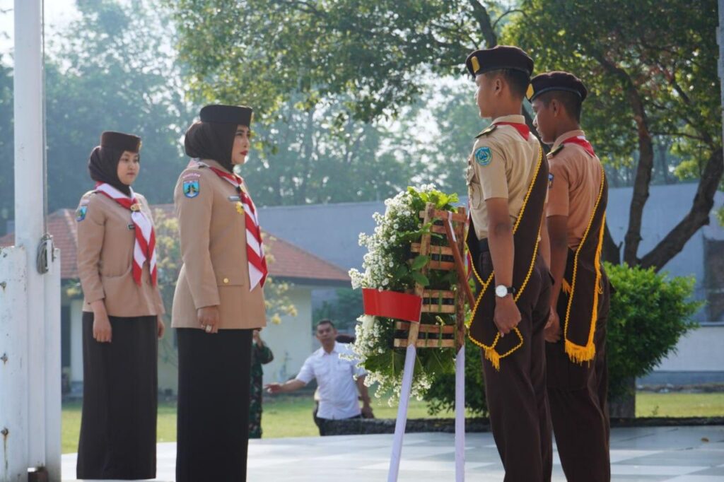 Ziarah-Rombongan-Hari-Pramuka-ke-64-Tahun-2025-73-1024x682 Wakil Bupati Sidoarjo Pimpin Ziarah Rombongan Peringatan Hari Pramuka ke-64 Tahun 2025 di TMP Kusuma Bangsa