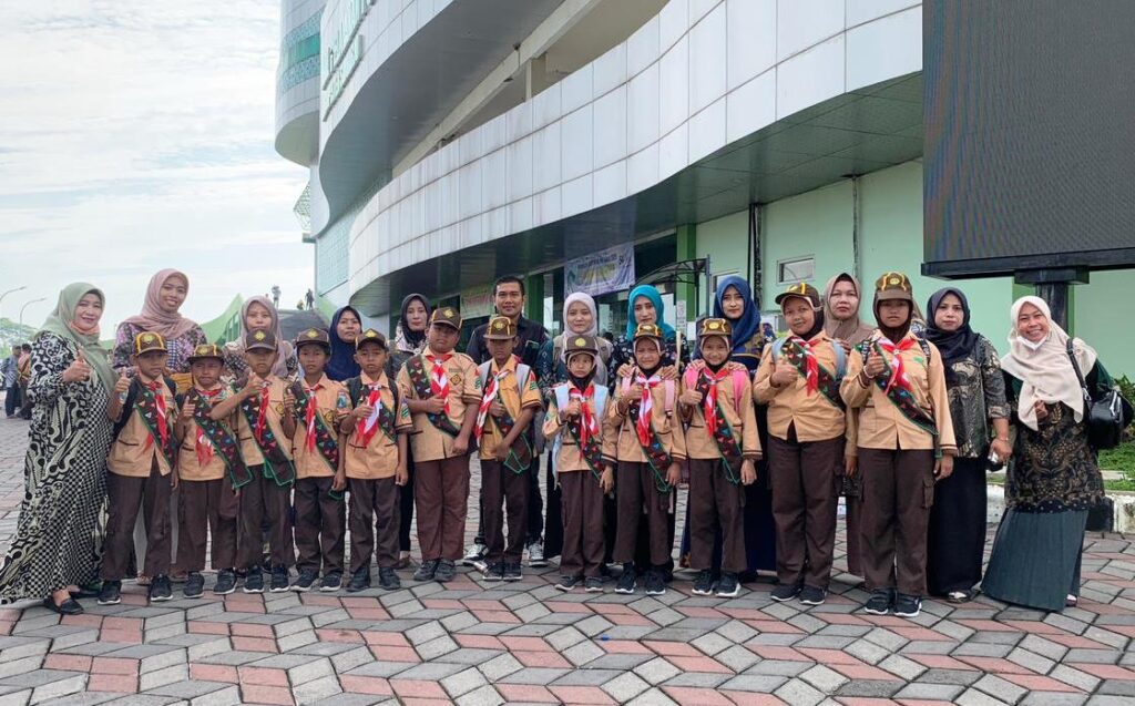 WhatsApp-Image-2025-12-22-at-08.13.21-1024x637 Resmi Dikukuhkan,12 Pramuka SDN Keboguyang Menyandang Pramuka Garuda