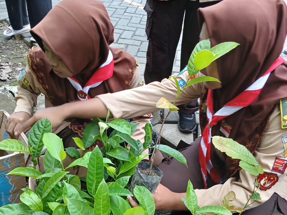 Slide1-1 Aksi Hijau Pramuka SMA Wachid Hasyim 2 Taman, Tanam Pohon di Tepi Sungai