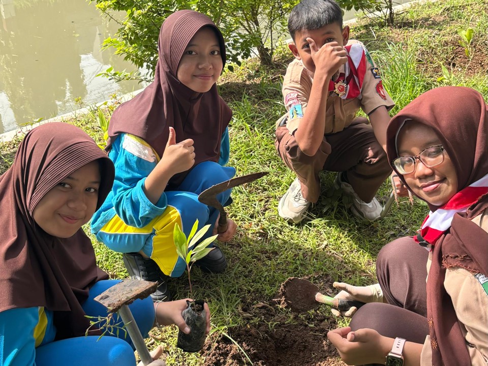 Slide2-1 Aksi Hijau Pramuka SMA Wachid Hasyim 2 Taman, Tanam Pohon di Tepi Sungai