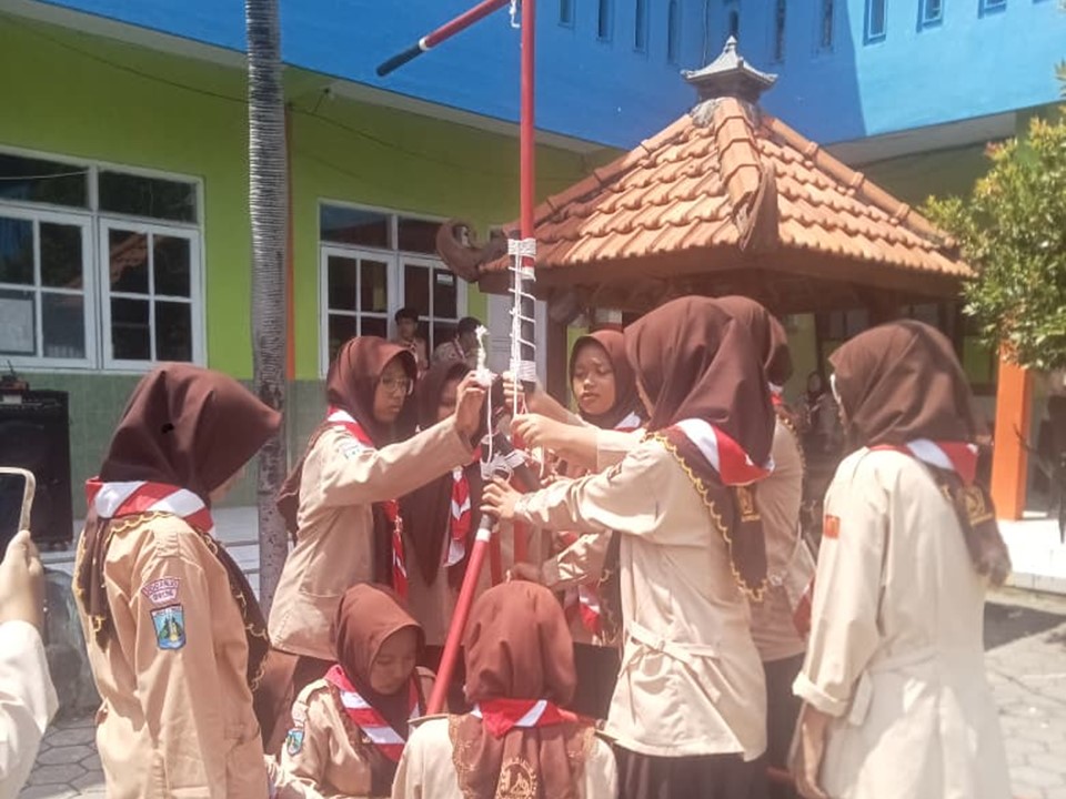 Slide2 76 Pramuka Belajar Pionering di SMK Darussalam