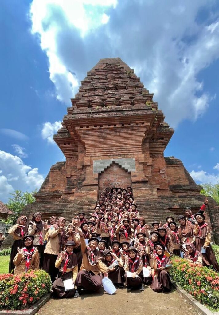 Pelantikan-Galang-Tamu-MI-Nurul-Huda-Krian-4-713x1024 Tumbuhkan Karakter, Cinta Budaya, dan Kepedulian Sosial Melalui Pelantikan Penggalang Ramu MI Nurul Huda