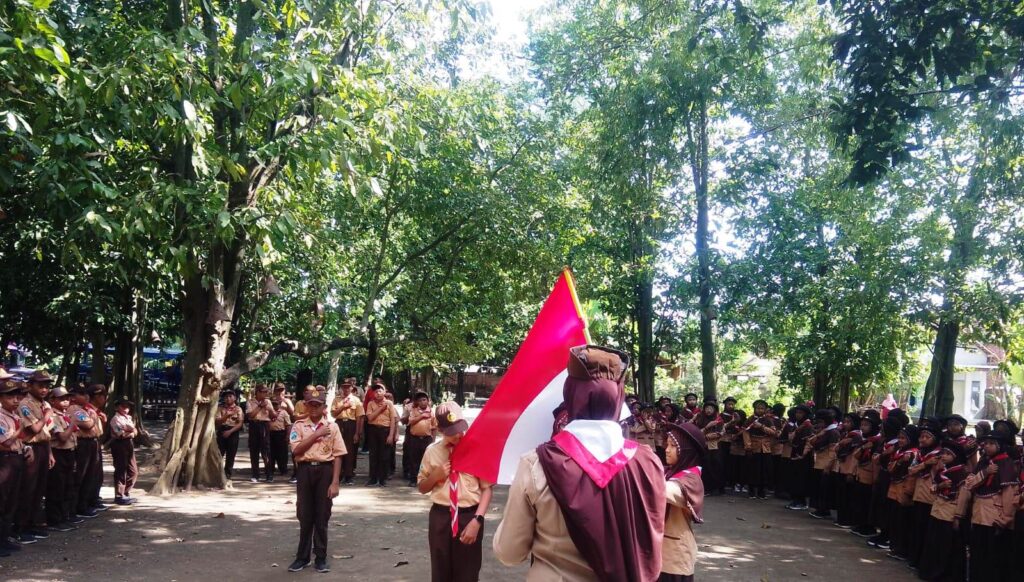 Pelantikan-Galang-Tamu-MI-Nurul-Huda-Krian-5-1024x582 Tumbuhkan Karakter, Cinta Budaya, dan Kepedulian Sosial Melalui Pelantikan Penggalang Ramu MI Nurul Huda