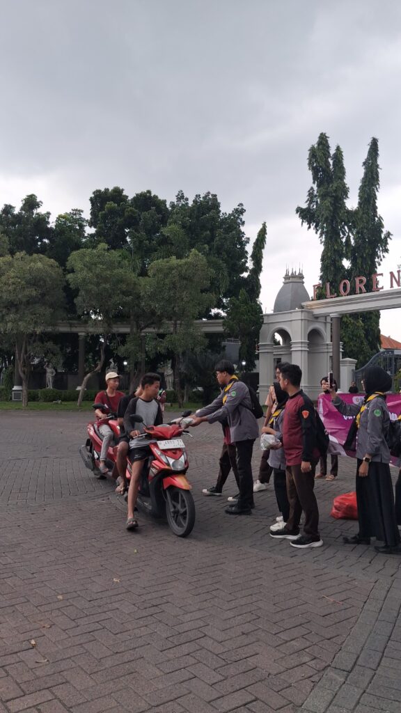 IMG-20260307-WA03571-576x1024 Puluhan Anggota Pramuka Penegak Sidoarjo Turun Jalan Bagi Takjil
