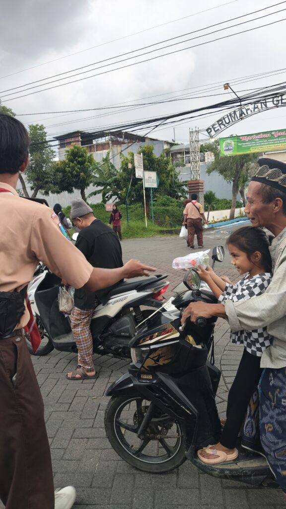 IMG20260307164644-576x1024 Puluhan Anggota Pramuka Penegak Sidoarjo Turun Jalan Bagi Takjil