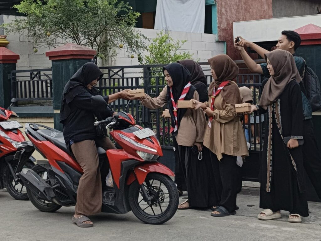 WhatsApp-Image-2026-03-11-at-20.27.24-1024x768 Pramuka SMK YPM 3 Taman Turun ke Jalan, Bagi Takjil untuk Pengguna Jalan