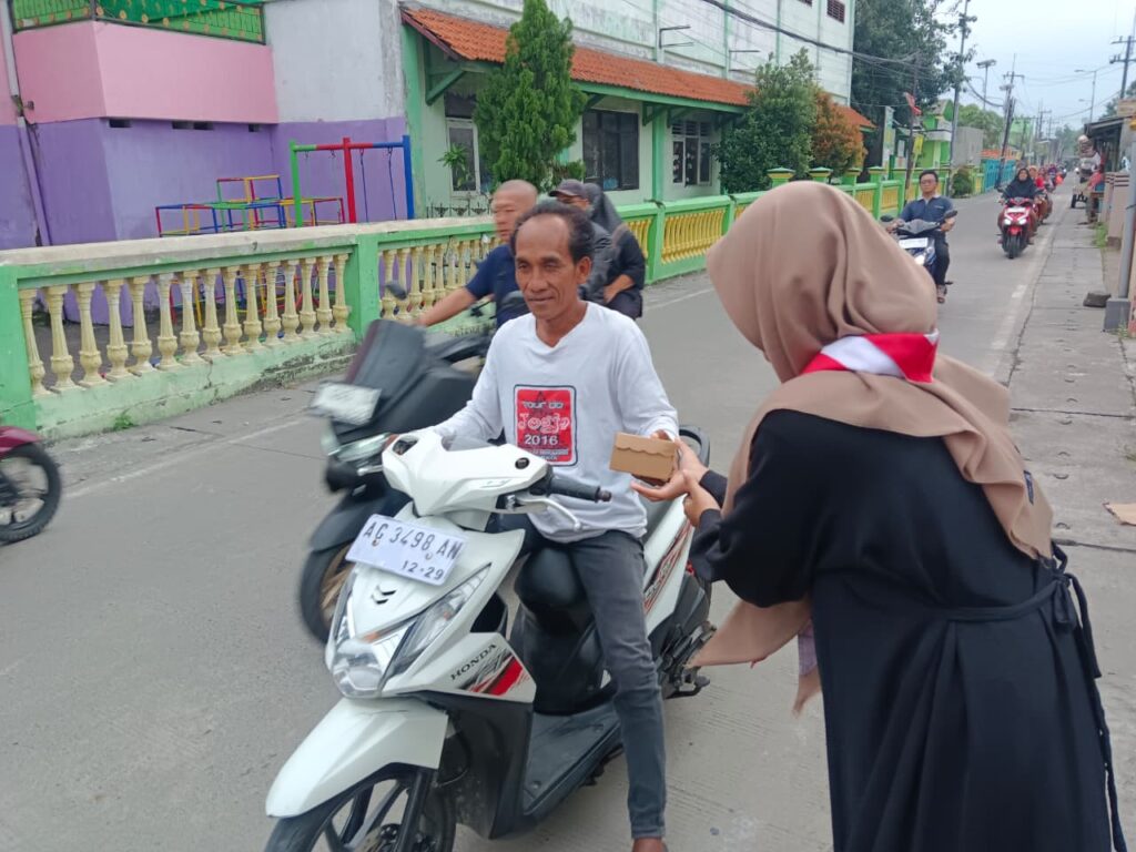 WhatsApp-Image-2026-03-11-at-20.55.14-1024x768 Pramuka SMK YPM 3 Taman Turun ke Jalan, Bagi Takjil untuk Pengguna Jalan