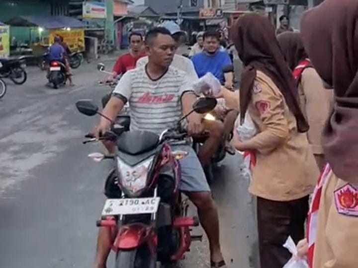 WhatsApp-Image-2026-03-12-at-14.14.24-1-1 120 Takjil Habis dalam Menit! Aksi Pramuka SMK YPM 2 Taman di Jalan Raya Sukolegok Bikin Haru Pengendara