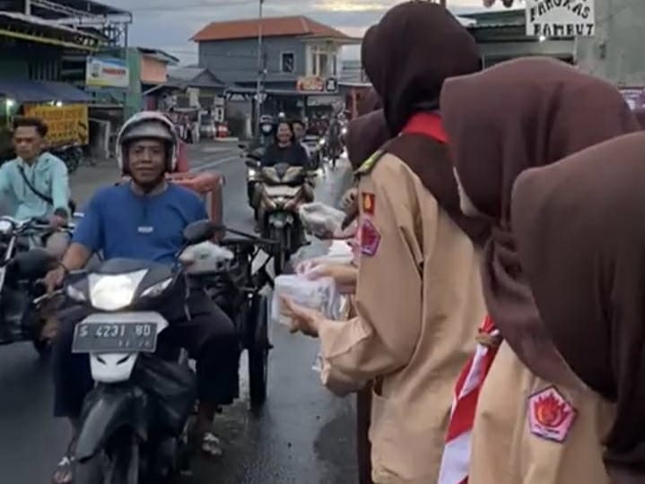 WhatsApp-Image-2026-03-12-at-14.14.24-2 120 Takjil Habis dalam Menit! Aksi Pramuka SMK YPM 2 Taman di Jalan Raya Sukolegok Bikin Haru Pengendara