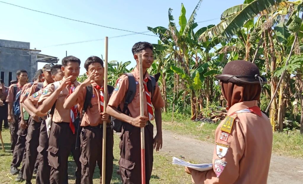 Jelajah-Desa-SMKN-1-Jabon-2-1024x624 Pramuka SMKN 1 Jabon Tempa Disiplin dan Kepedulian Sosial Melalui Jelajah Desa