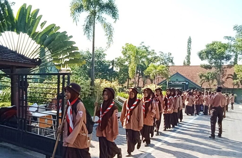 Jelajah-Desa-SMKN-1-Jabon-3-1024x672 Pramuka SMKN 1 Jabon Tempa Disiplin dan Kepedulian Sosial Melalui Jelajah Desa