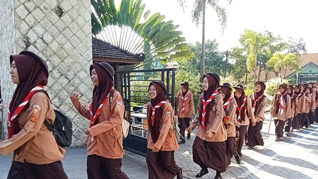 Jelajah-Desa-SMKN-1-Jabon-4-1024x576 Pramuka SMKN 1 Jabon Tempa Disiplin dan Kepedulian Sosial Melalui Jelajah Desa