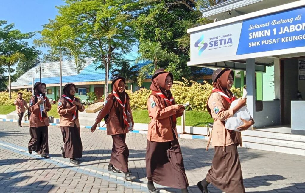 Jelajah-Desa-SMKN-1-Jabon-5-1024x651 Pramuka SMKN 1 Jabon Tempa Disiplin dan Kepedulian Sosial Melalui Jelajah Desa