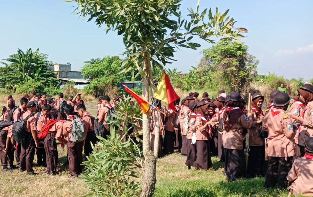 Jelajah-Desa-SMKN-1-Jabon-7-1024x644 Pramuka SMKN 1 Jabon Tempa Disiplin dan Kepedulian Sosial Melalui Jelajah Desa